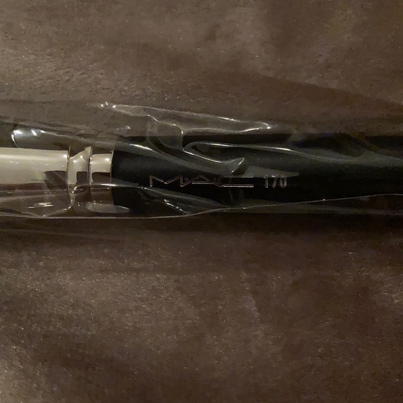 MAC Brush 170 (pls only like if interested to buy) - Picture 5 of 6